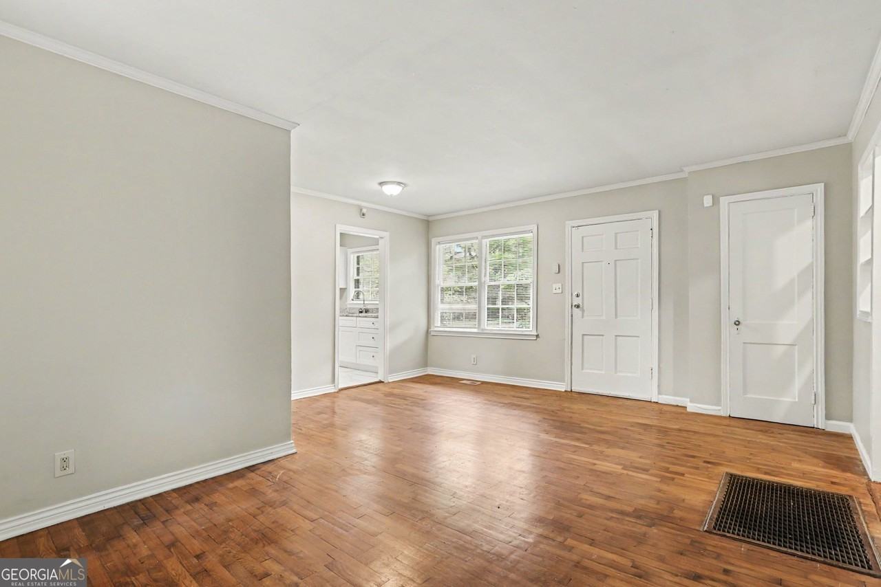 3743 Poplar Dr - Photo 5 of 19