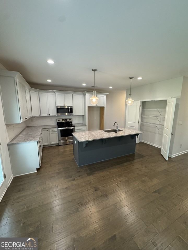 1082 Victorian Blvd - Photo 6 of 15
