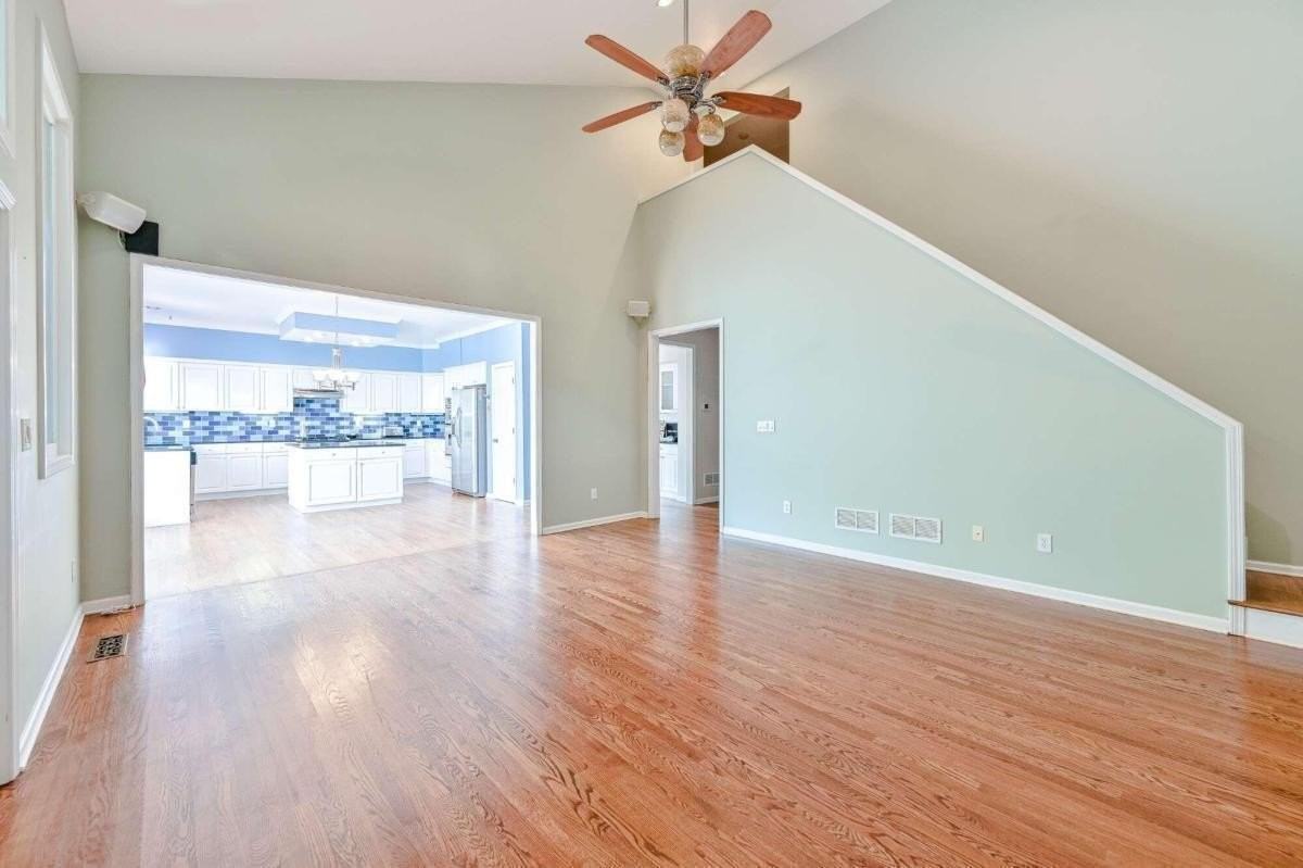 345 Eastcote Dr - Photo 4 of 47