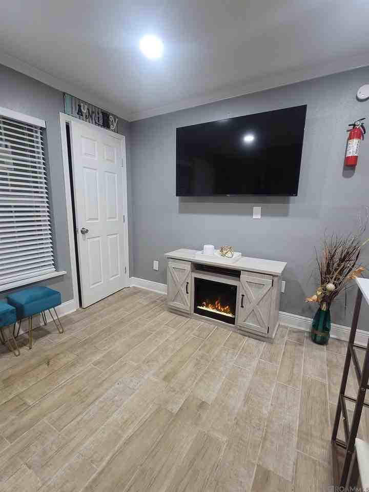277 Chatsworth St - Photo 4 of 7