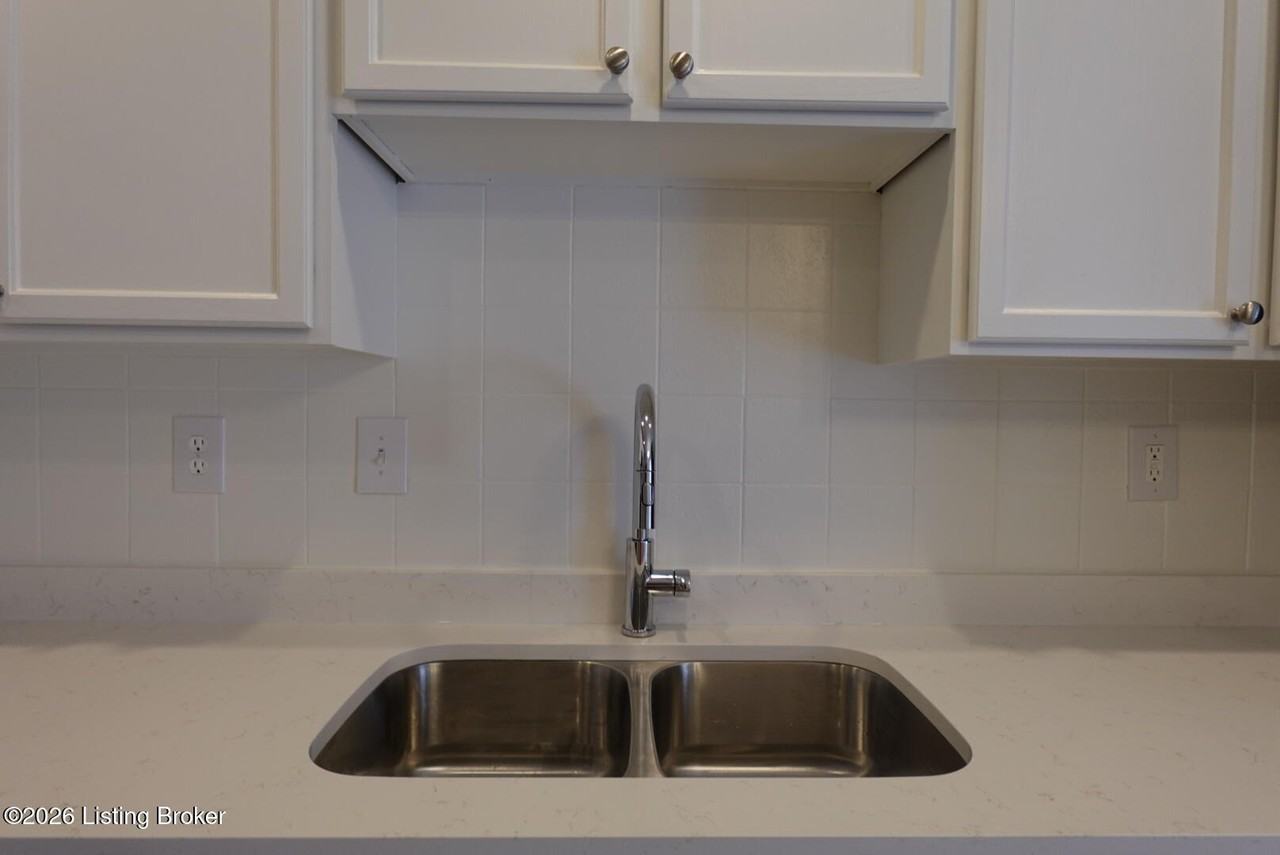 829 Garden Pointe Dr - Photo 7 of 19