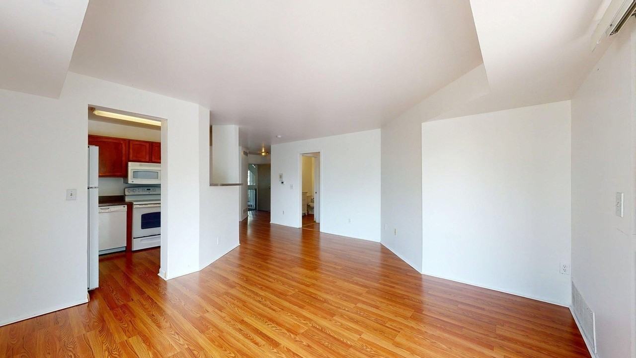 2201 S Huron Pkwy #1 - Photo 4 of 19