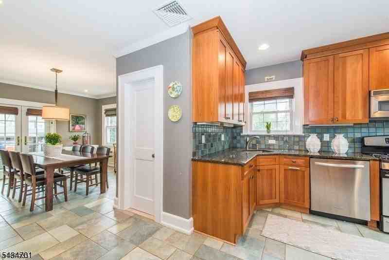 2 Inness Pl - Photo 7 of 25