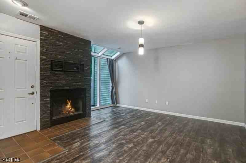 7 Sussex Ct - Photo 3 of 26