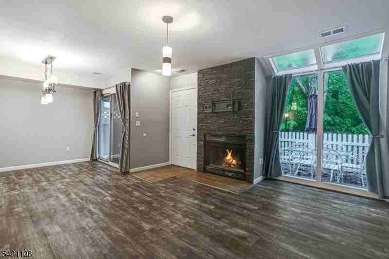 7 Sussex Ct - Photo 5 of 26