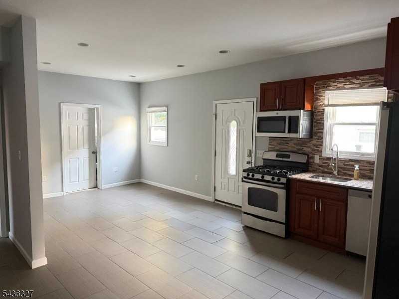 50 Stuyvesant Ave - Photo 4 of 9