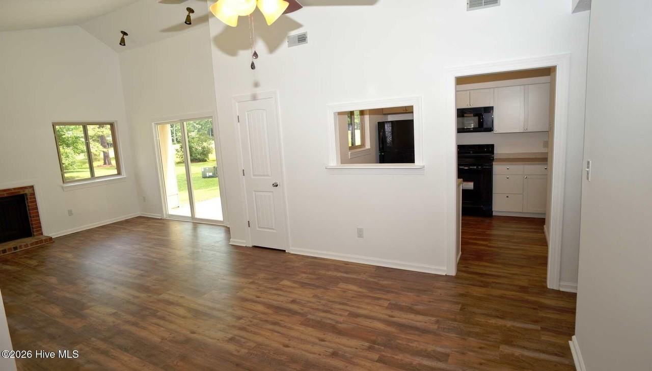 142 Quarterdeck Townes - Photo 2 of 19