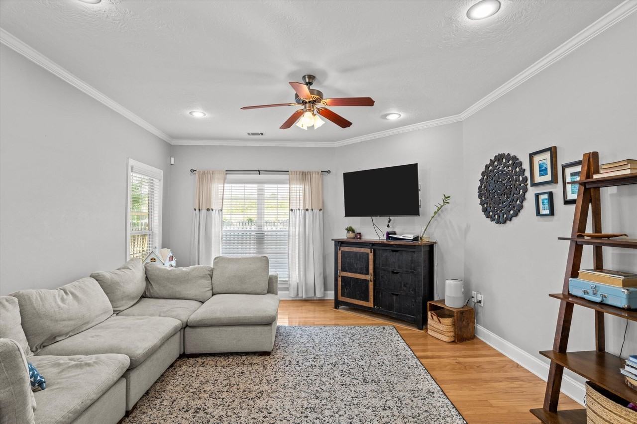 726 Bonnie Oaks Ln - Photo 2 of 43
