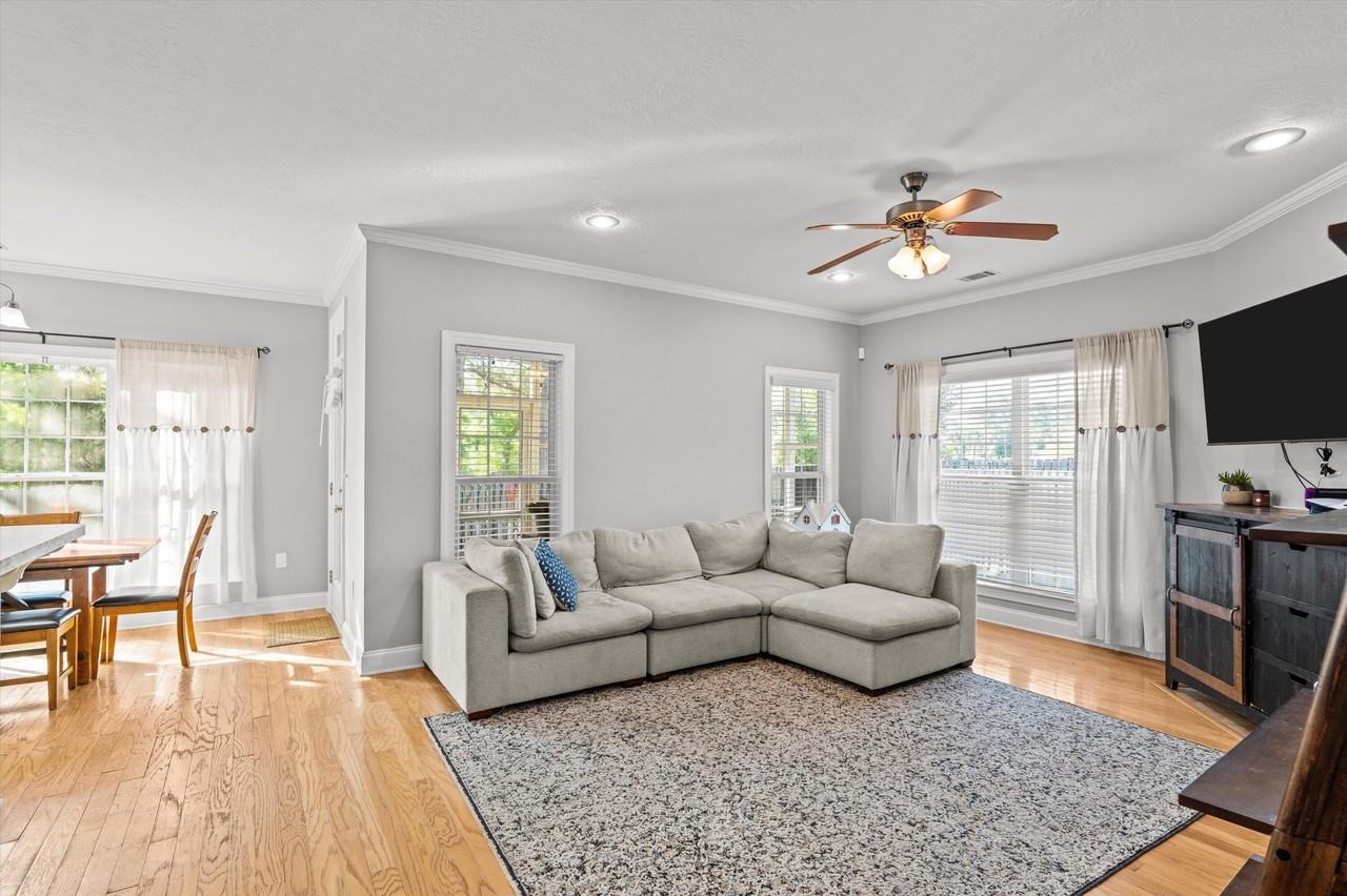 726 Bonnie Oaks Ln - Photo 3 of 43