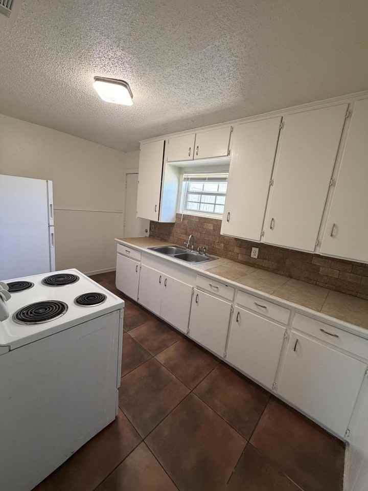 3614 32nd St - Photo 2 of 7