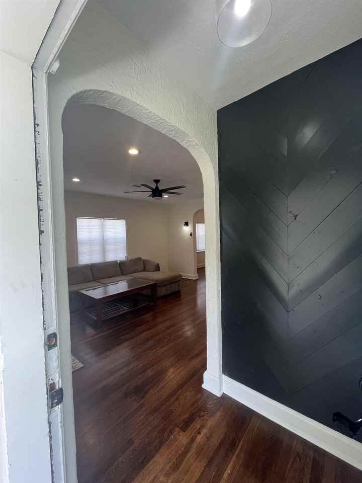 908 Maury St - Photo 7 of 25