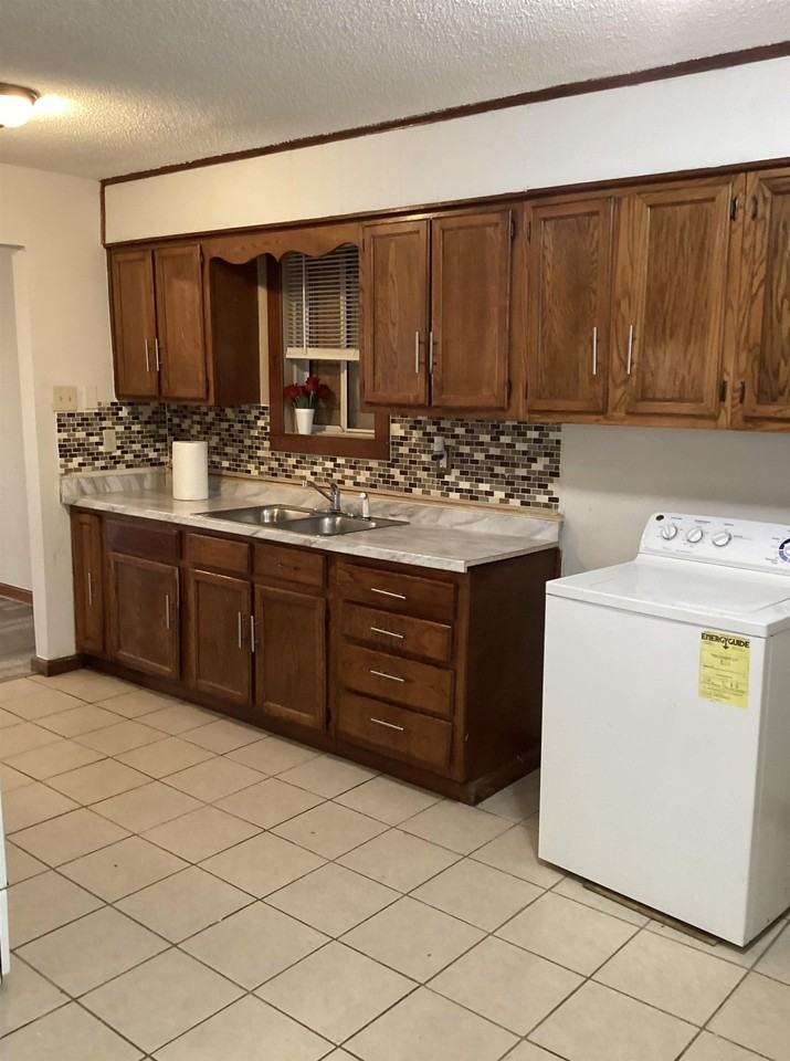 1393 Gold Ave - Photo 4 of 15