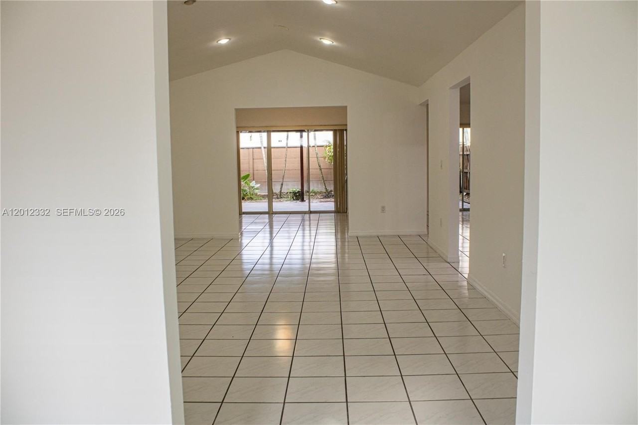 18211 Sw 138th Ct - Photo 4 of 15