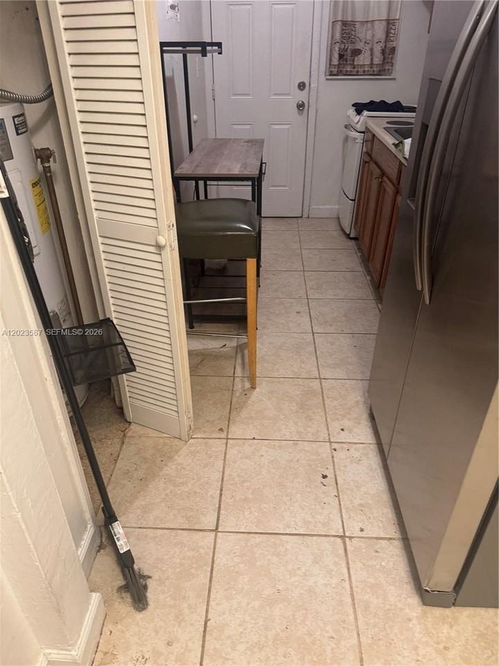 1020 Sw 5th St #3 - Photo 2 of 10