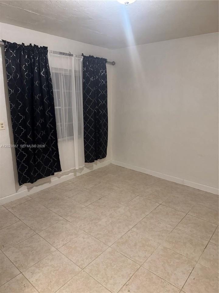 1020 Sw 5th St #3 - Photo 5 of 10