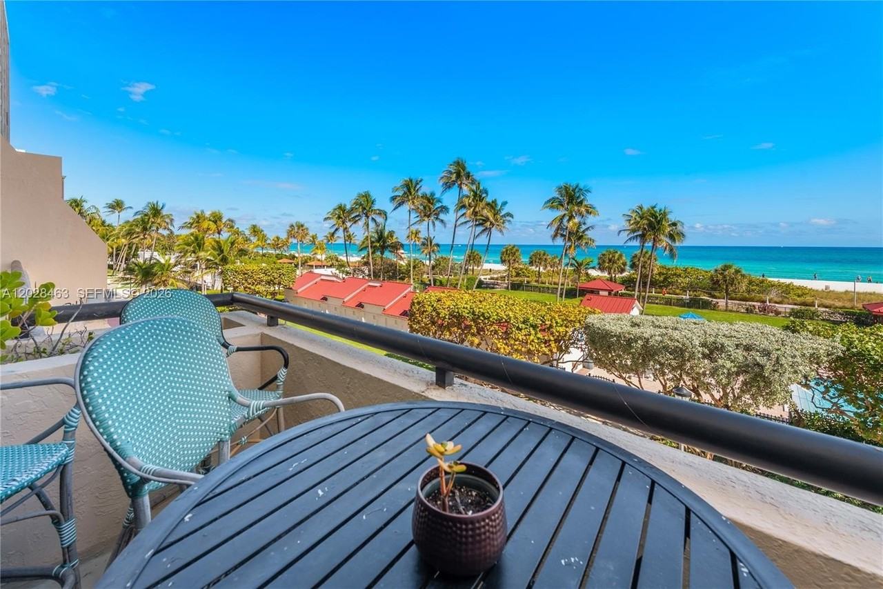 2555 Collins Ave #403