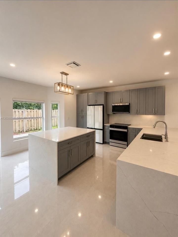 11244 Nw 58th Ter - Photo 4 of 17