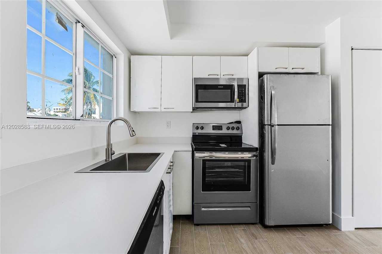 1519 Pennsylvania Ave #7 - Photo 3 of 7