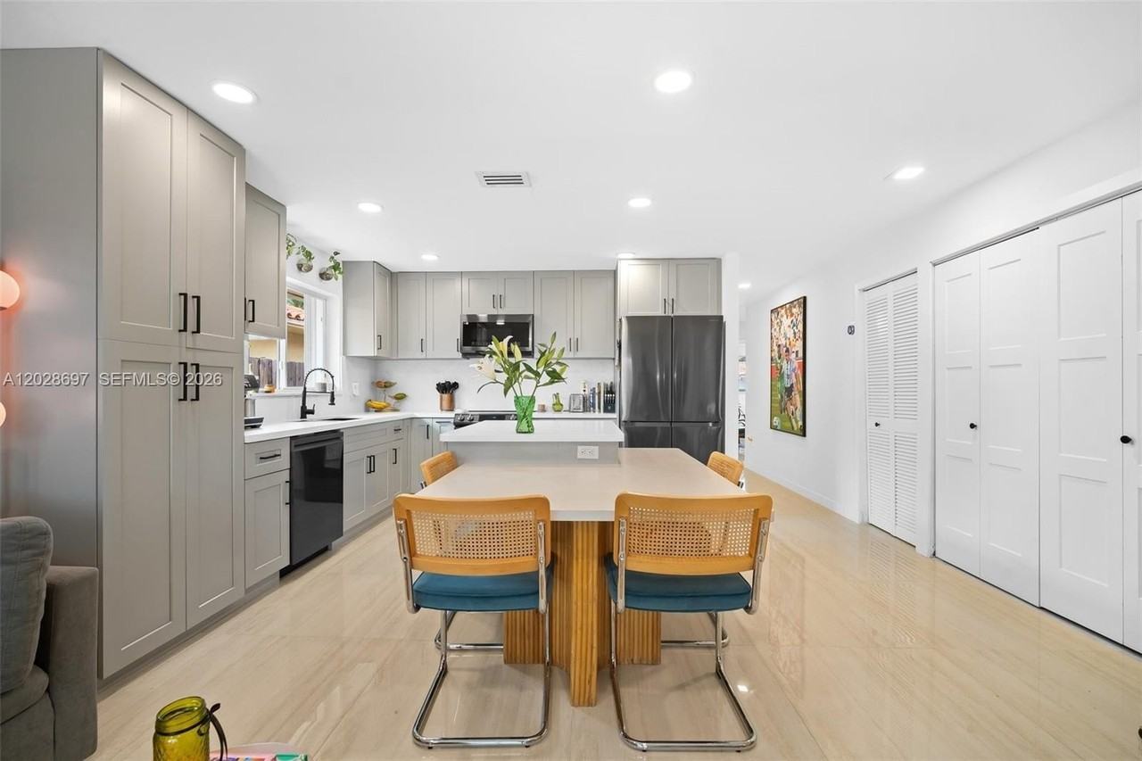 2231 Sw 63rd Ave - Photo 4 of 25
