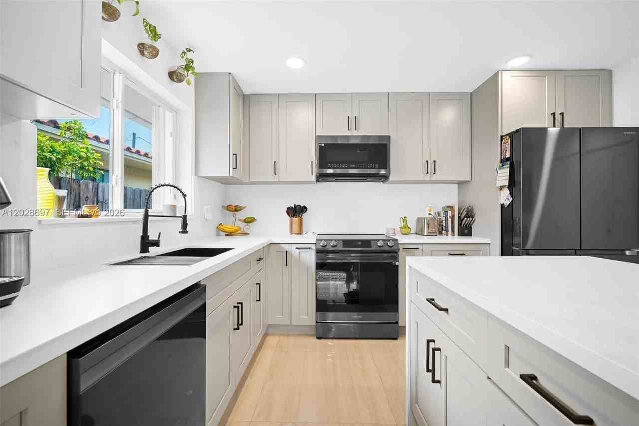 2231 Sw 63rd Ave - Photo 5 of 25