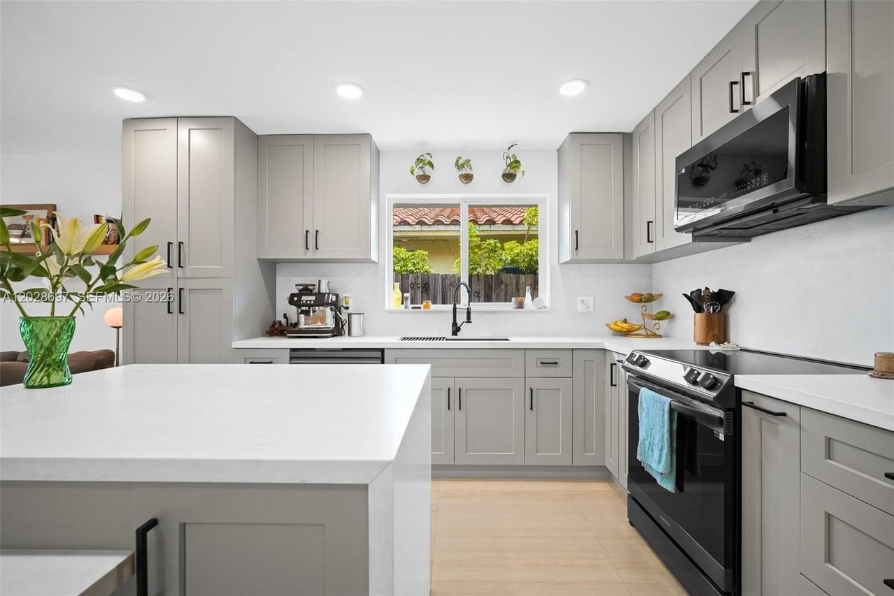 2231 Sw 63rd Ave - Photo 6 of 25