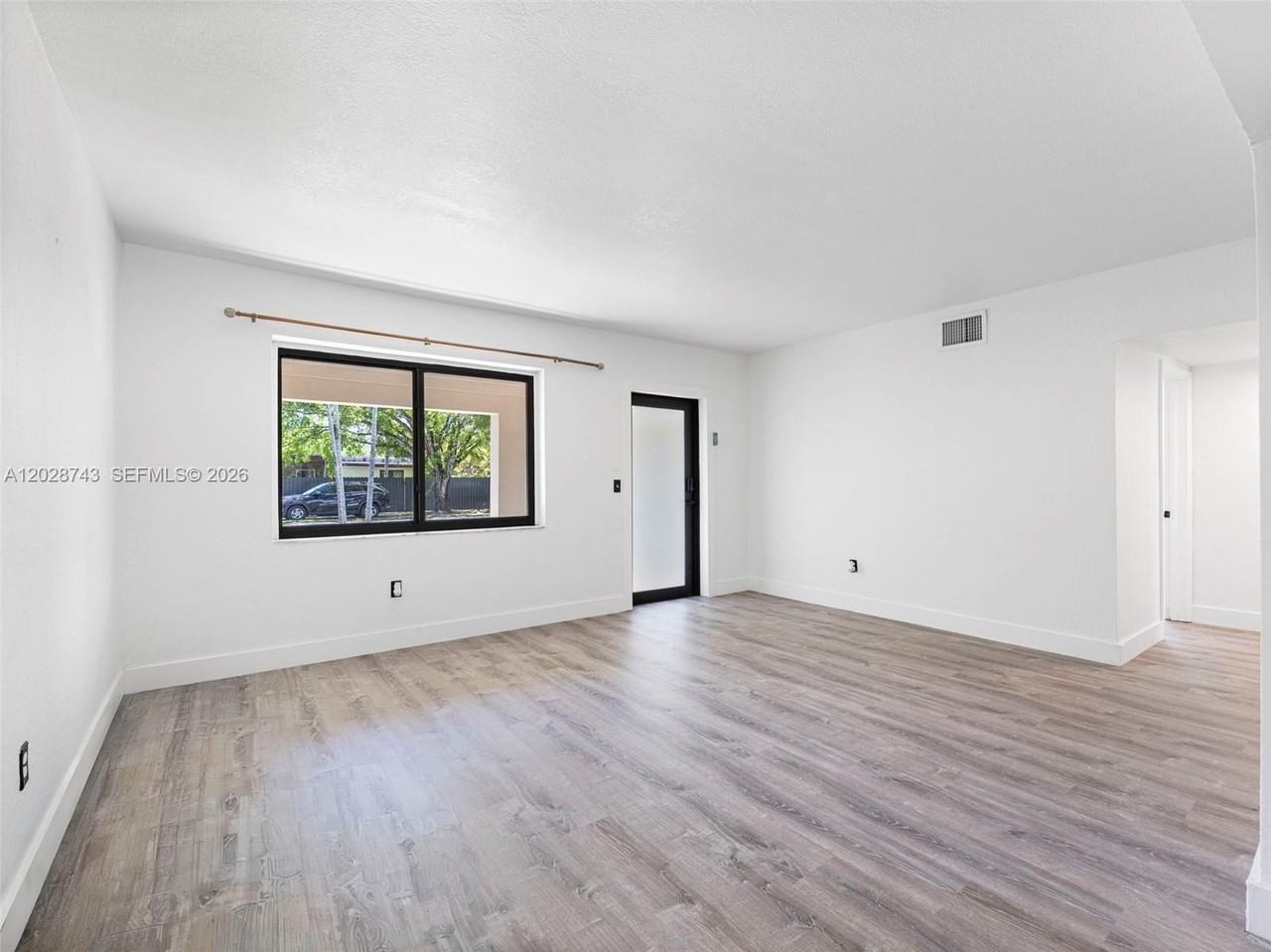 1700 Sw 64th Ave - Photo 5 of 31