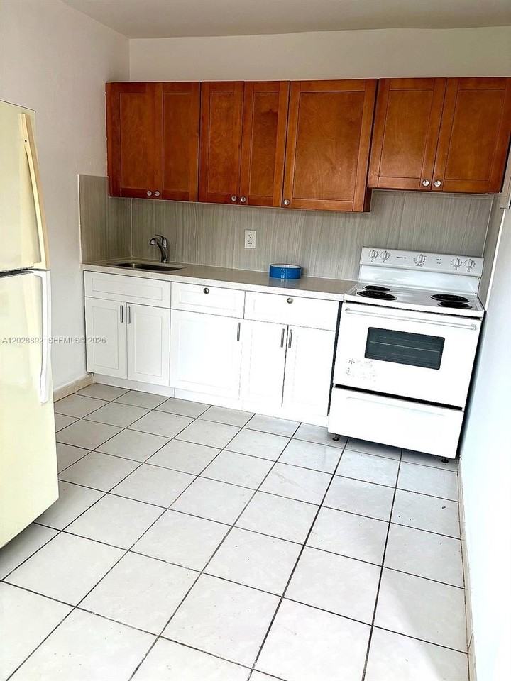 1629 Taft St #1-2 - Photo 3 of 10