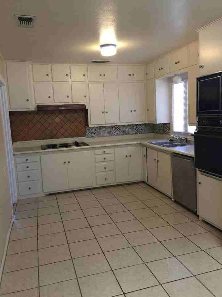 2406 30th St - Photo 3 of 10