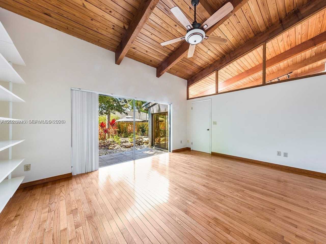 9055 Sw 78th Ct - Photo 5 of 16