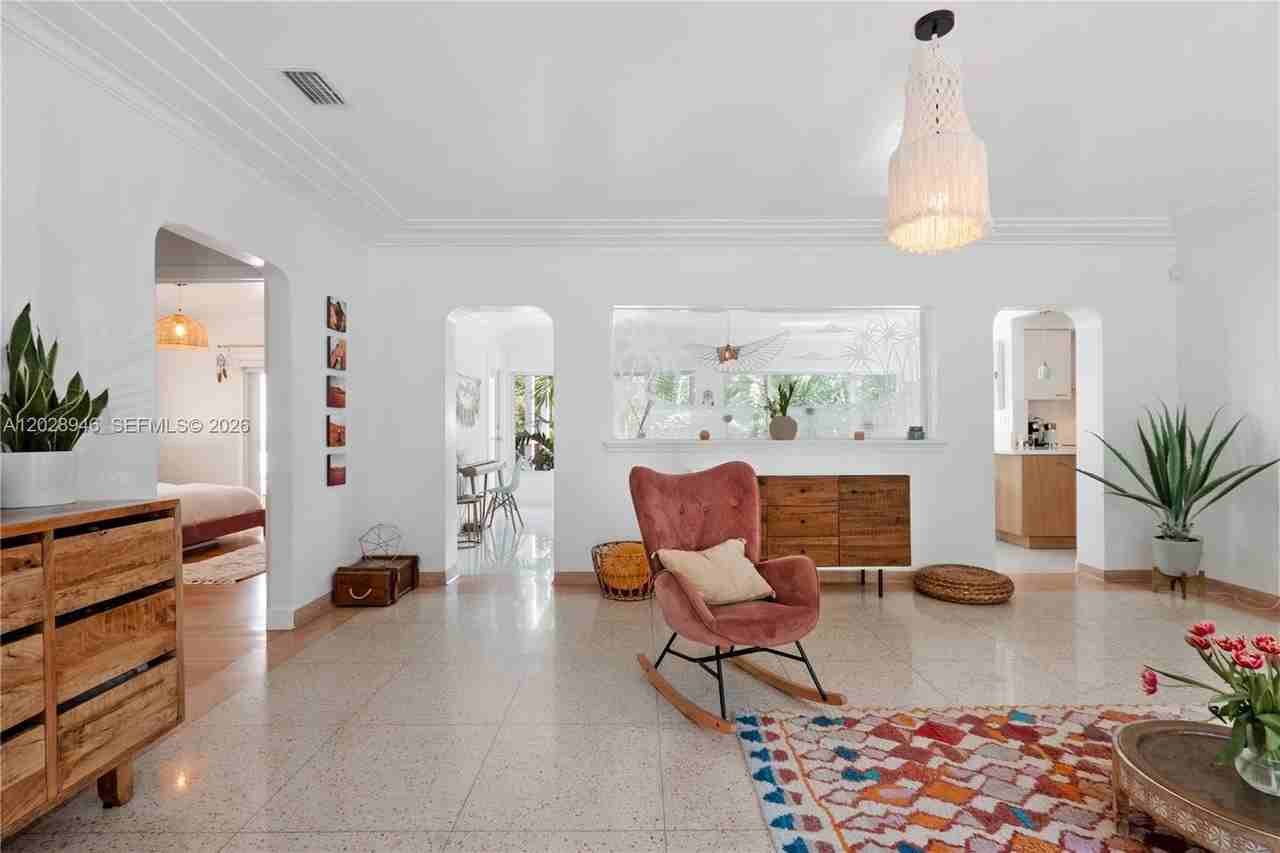 528 Ne 72nd St - Photo 7 of 50