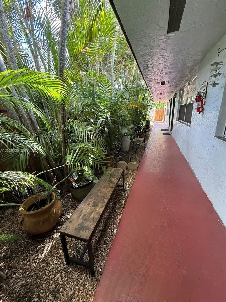 717 Sw 13th Ave #2 - Photo 3 of 14