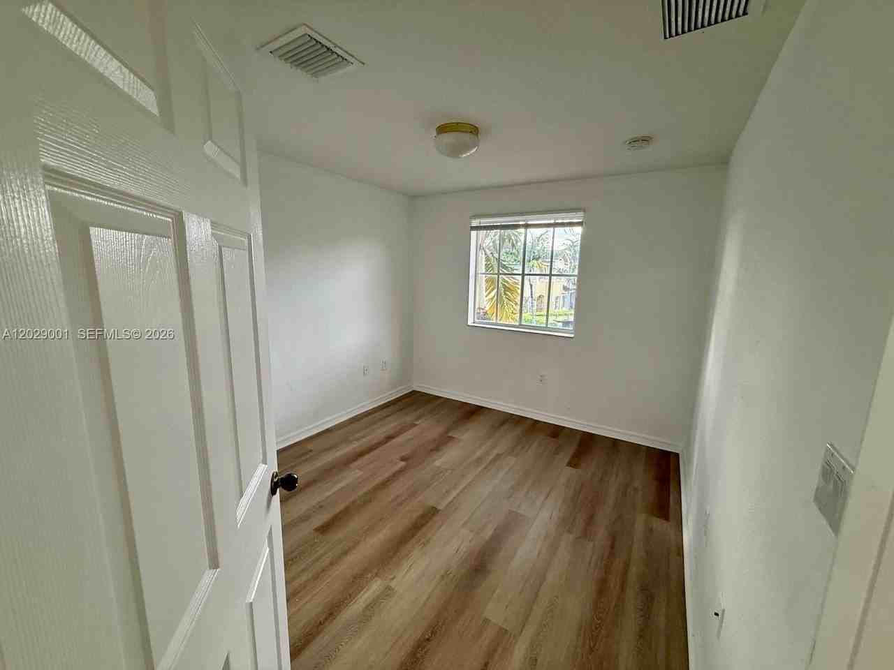 1934 Sw 60th Ave - Photo 3 of 18