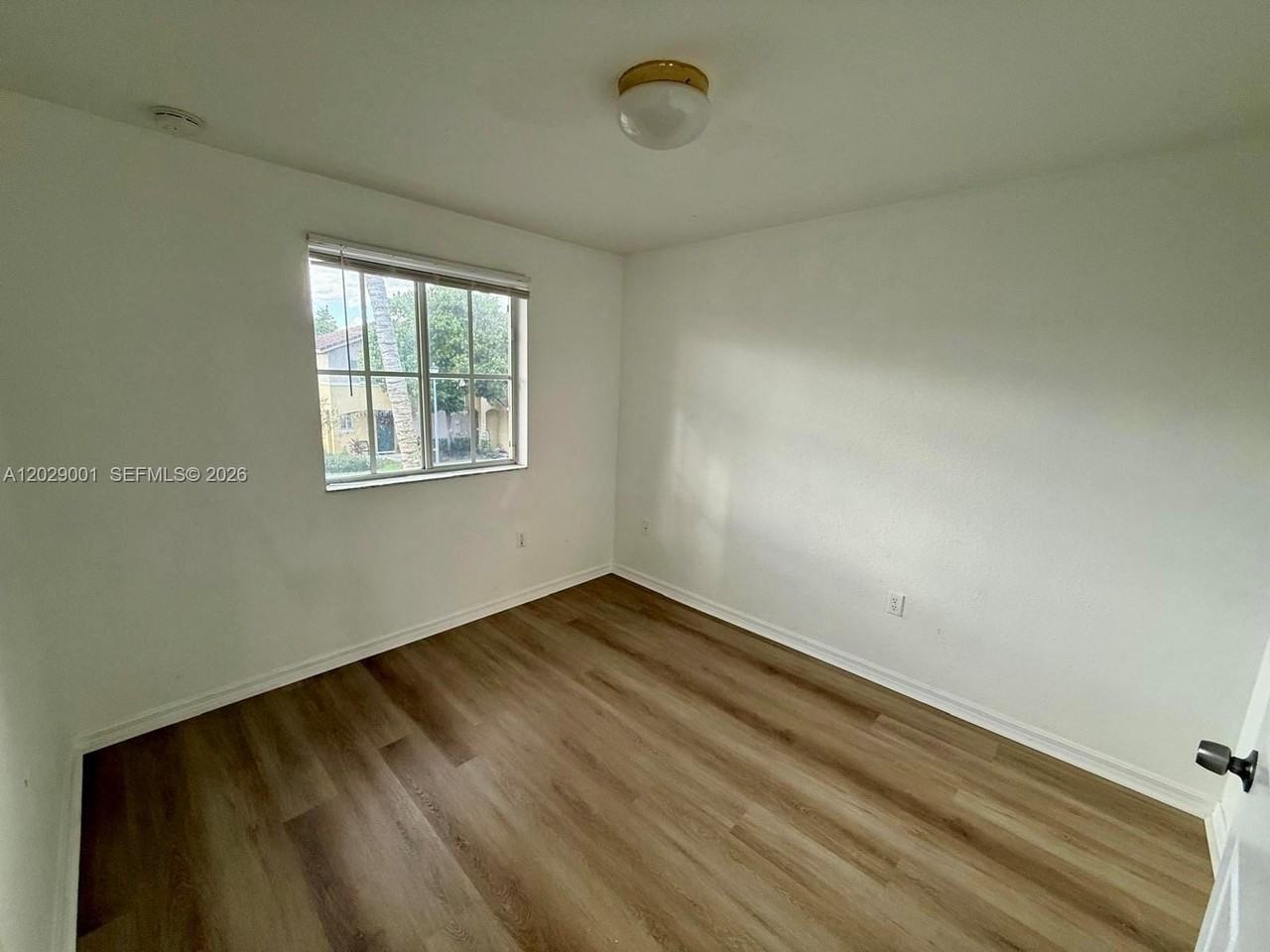 1934 Sw 60th Ave - Photo 4 of 18
