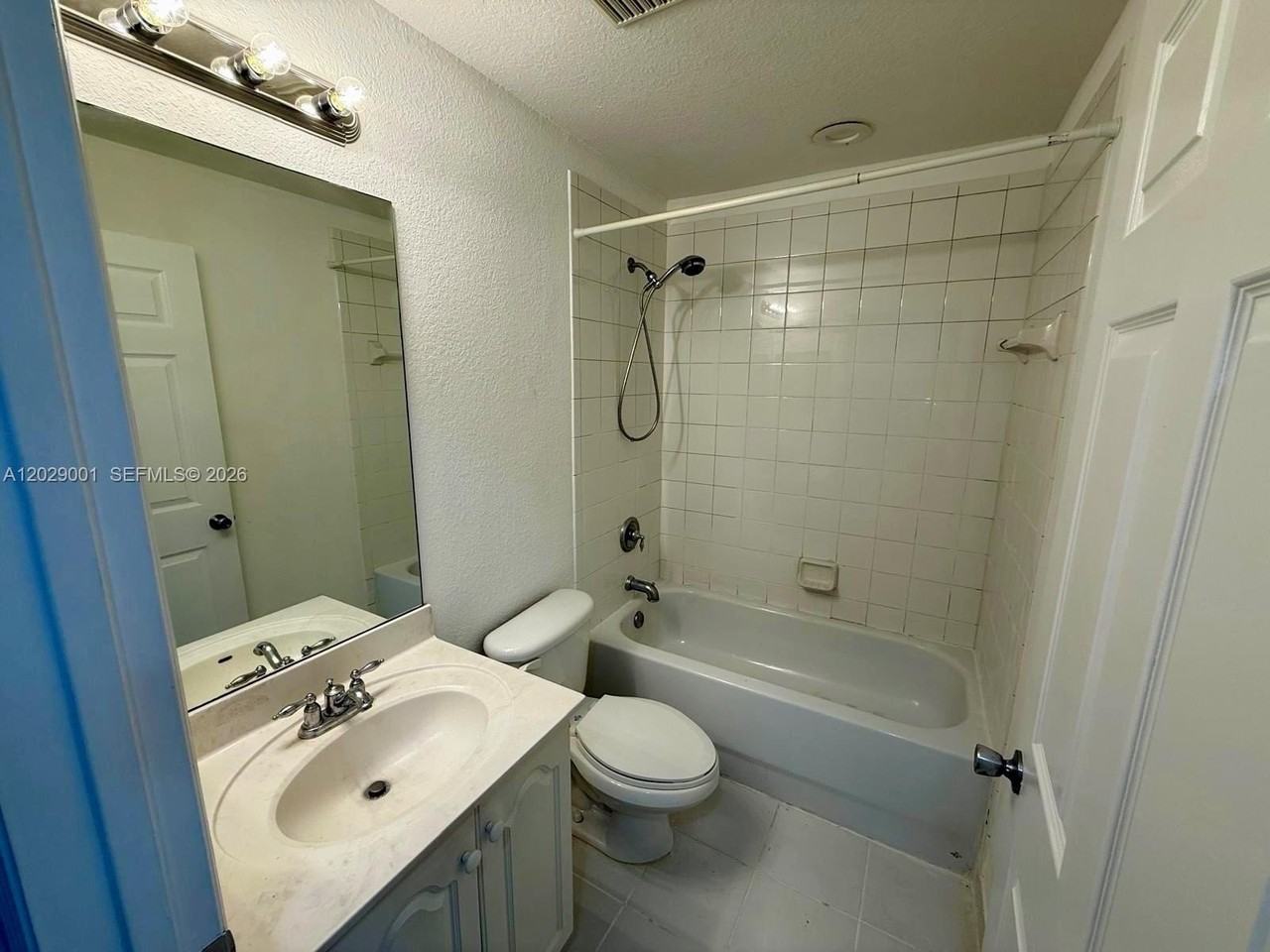 1934 Sw 60th Ave - Photo 6 of 18