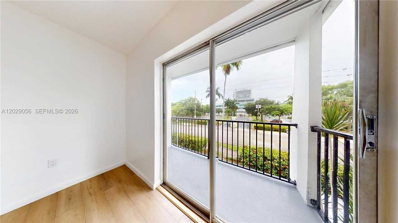 455 Sw 27th Ave #9 - Photo 4 of 24