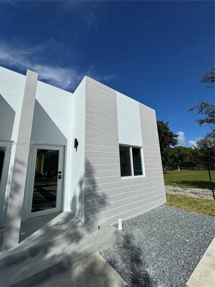 135 Nw 60th St #B - Photo 3 of 16
