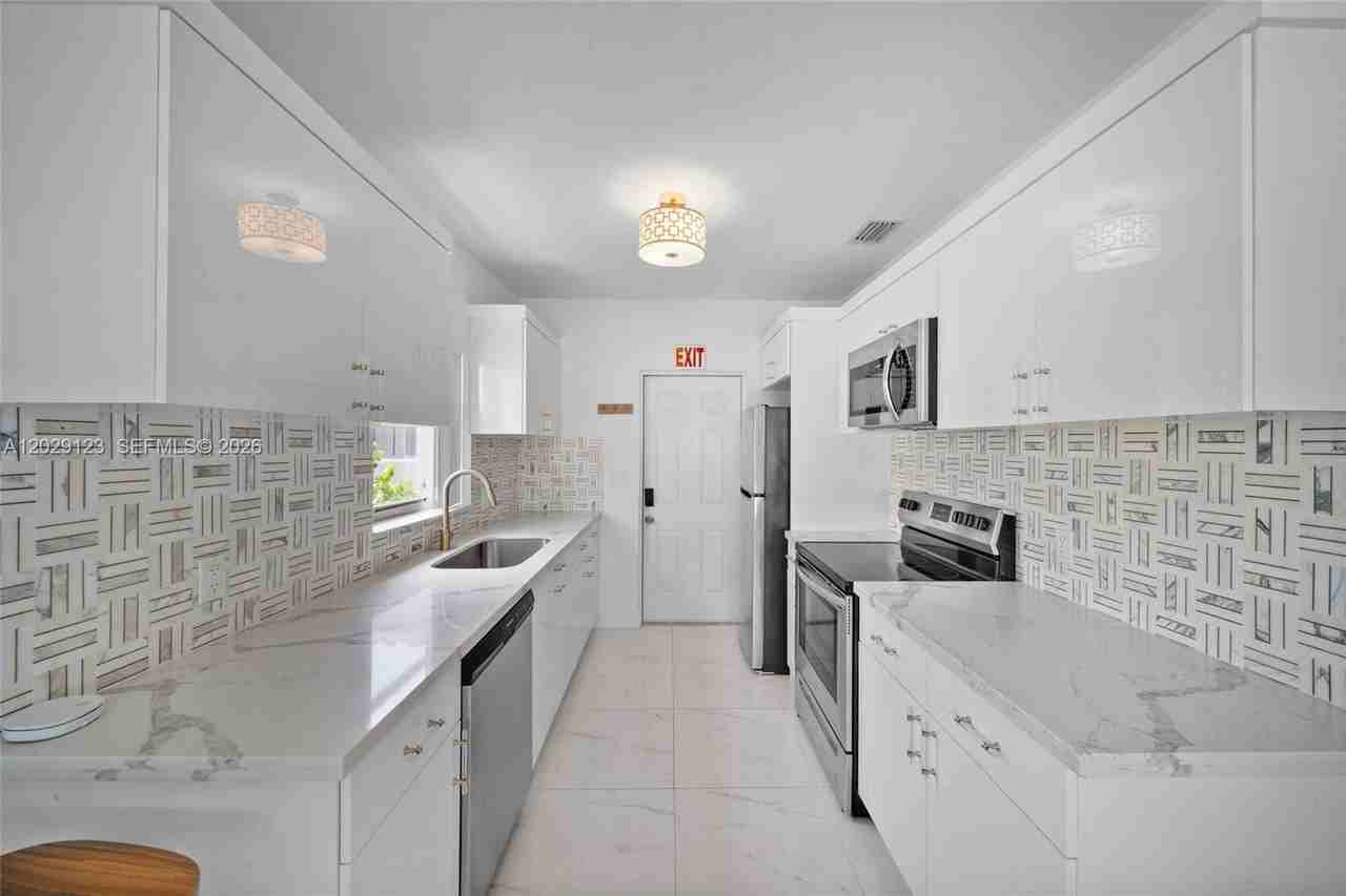 1625 Hollywood Blvd #2 - Photo 3 of 16