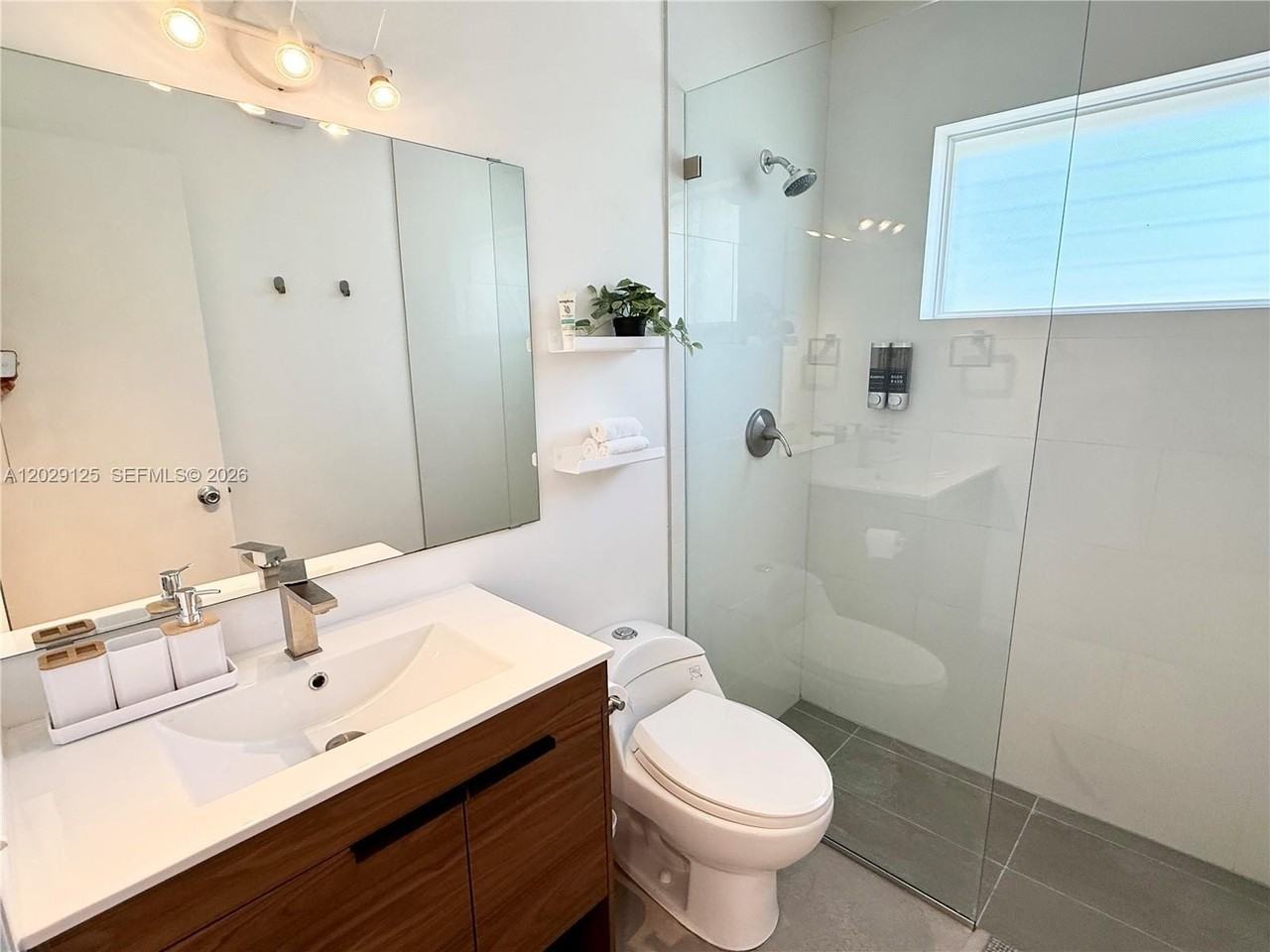 547 Ne 64th St #2 - Photo 6 of 14