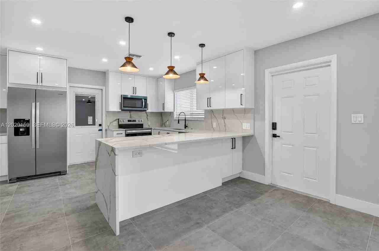 1320 Se 10th St - Photo 2 of 45