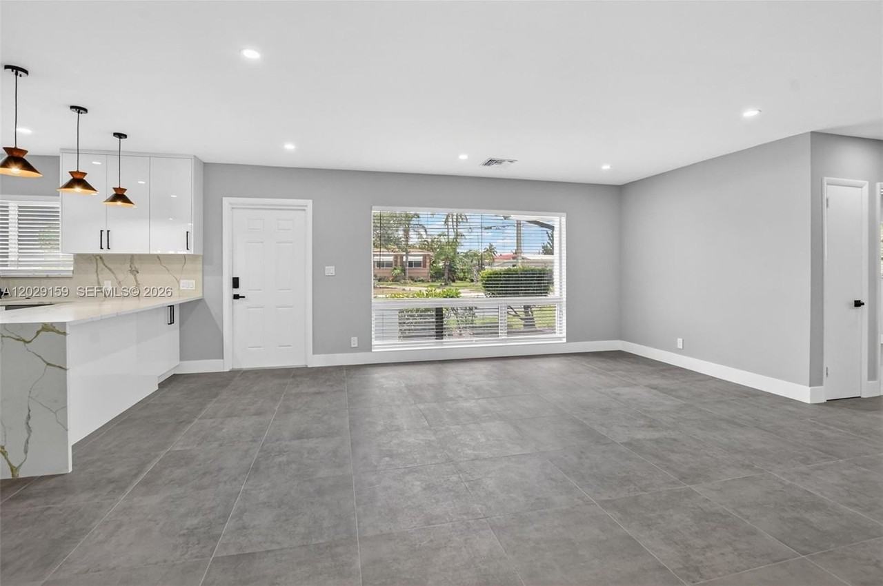 1320 Se 10th St - Photo 6 of 45