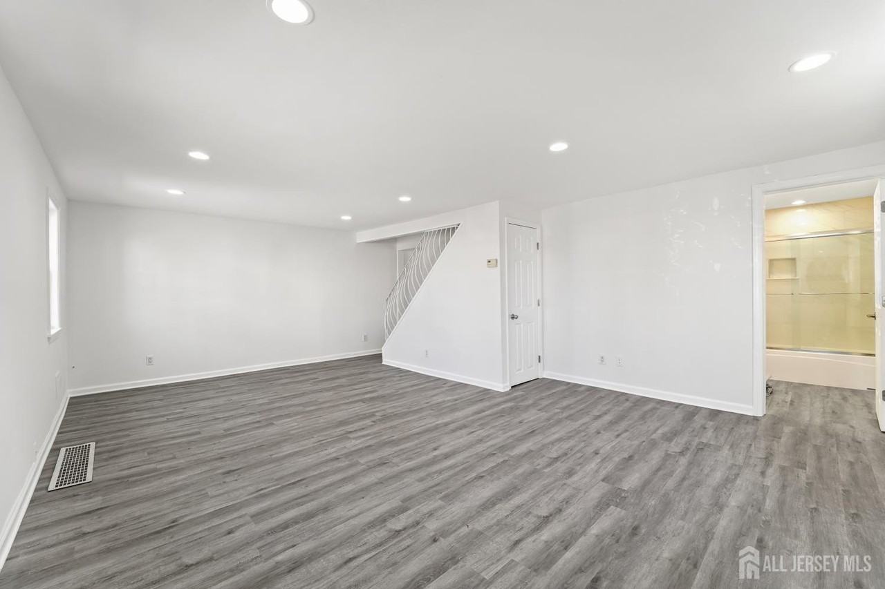 133 Augusta St - Photo 5 of 26