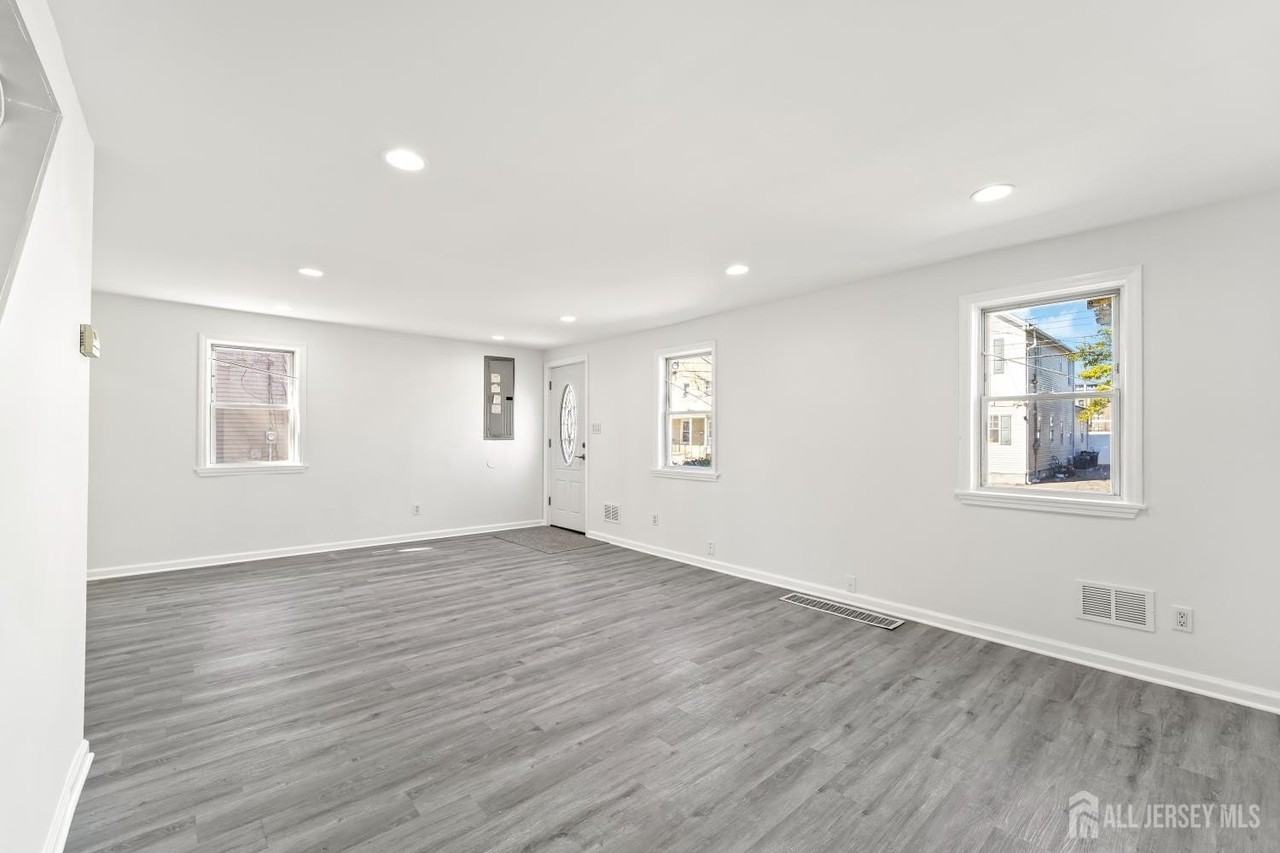 133 Augusta St - Photo 7 of 26