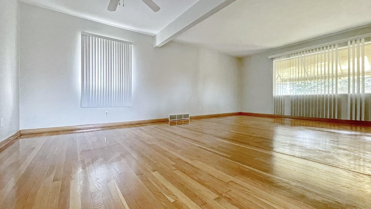 3952 S 43rd St #3954UPPER - Photo 4 of 15