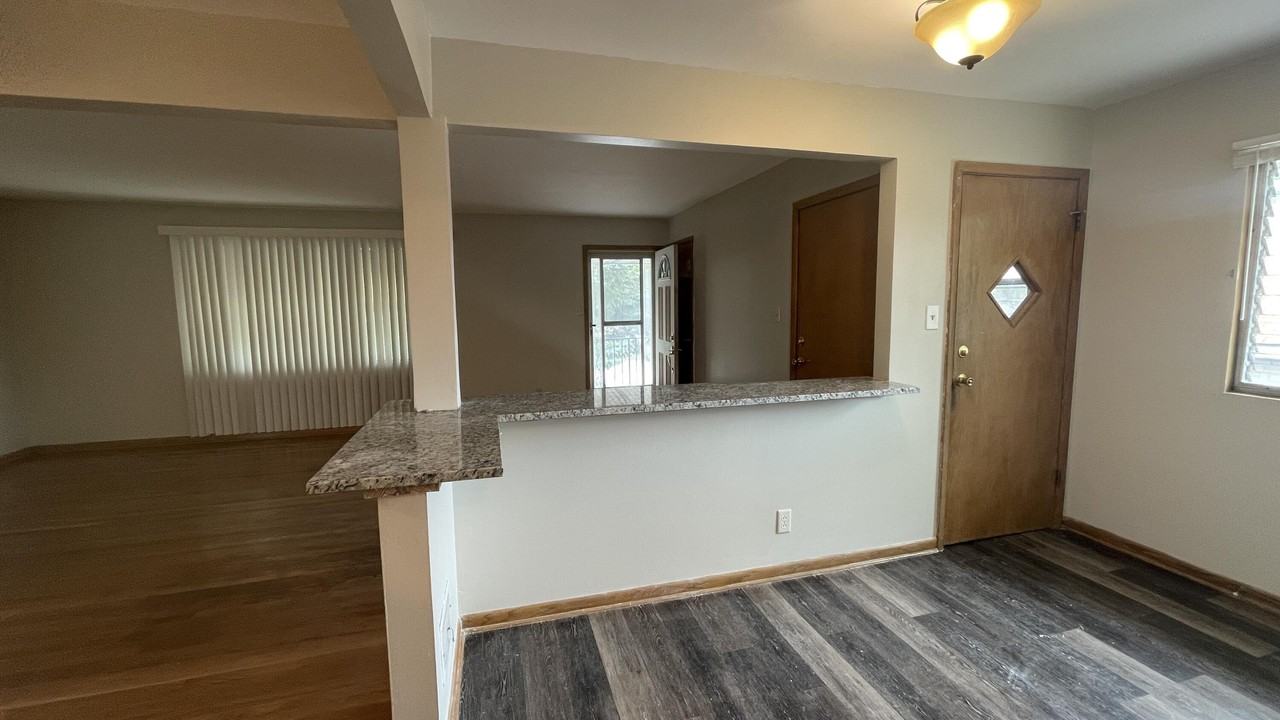 3952 S 43rd St #3954UPPER - Photo 5 of 15