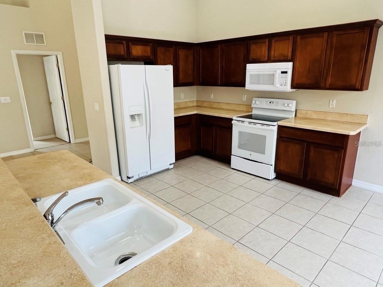 121 Raintree Cir - Photo 3 of 10