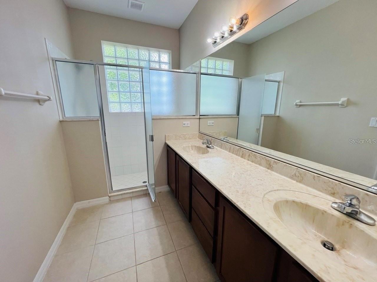 121 Raintree Cir - Photo 4 of 10
