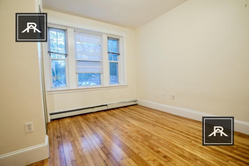 63 Babcock St - Photo 5 of 10