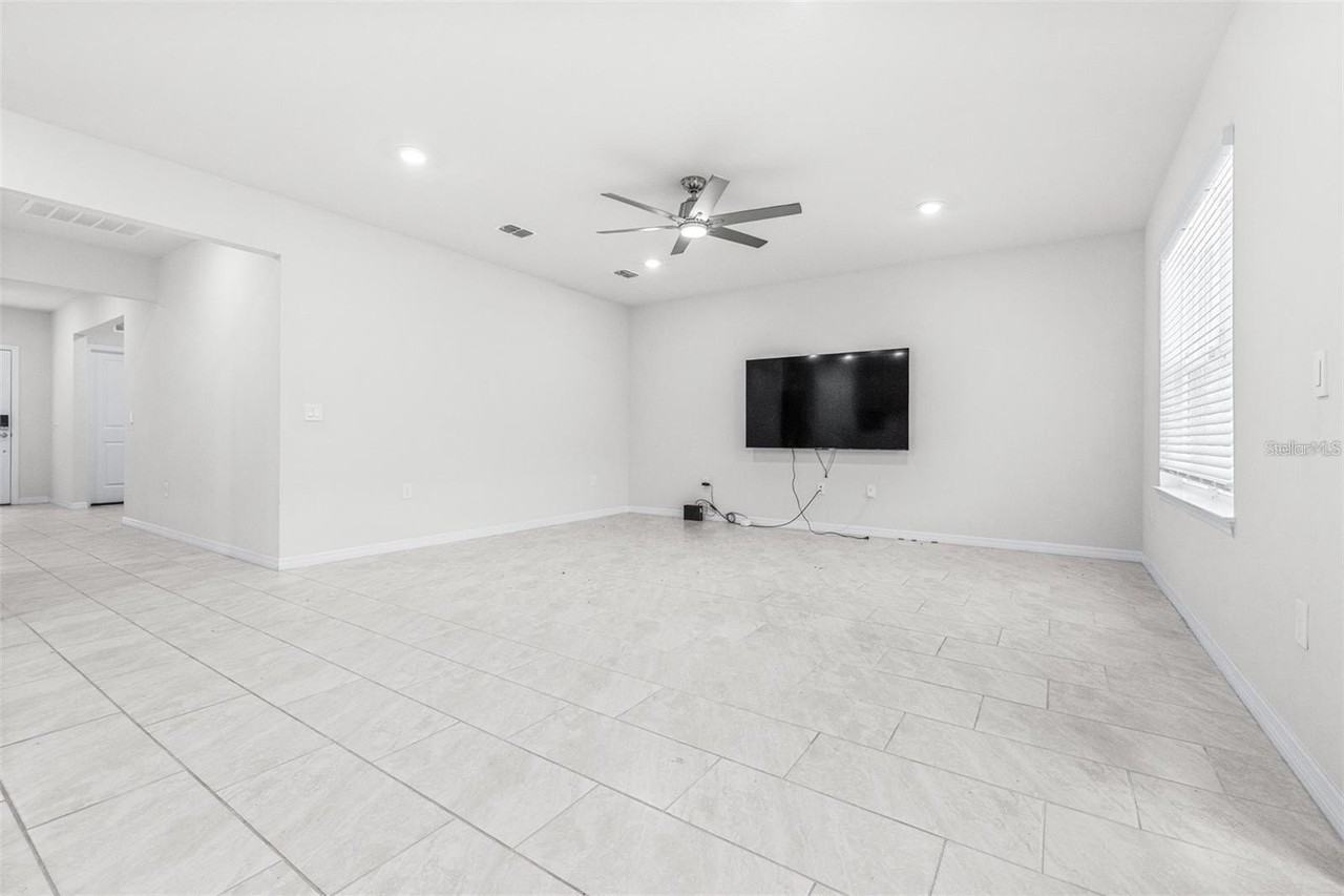 1050 Michelangelo Ln - Photo 5 of 26