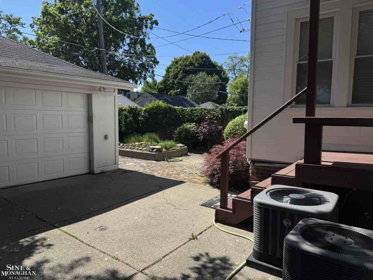 1121 Beaconsfield Ave - Photo 5 of 22