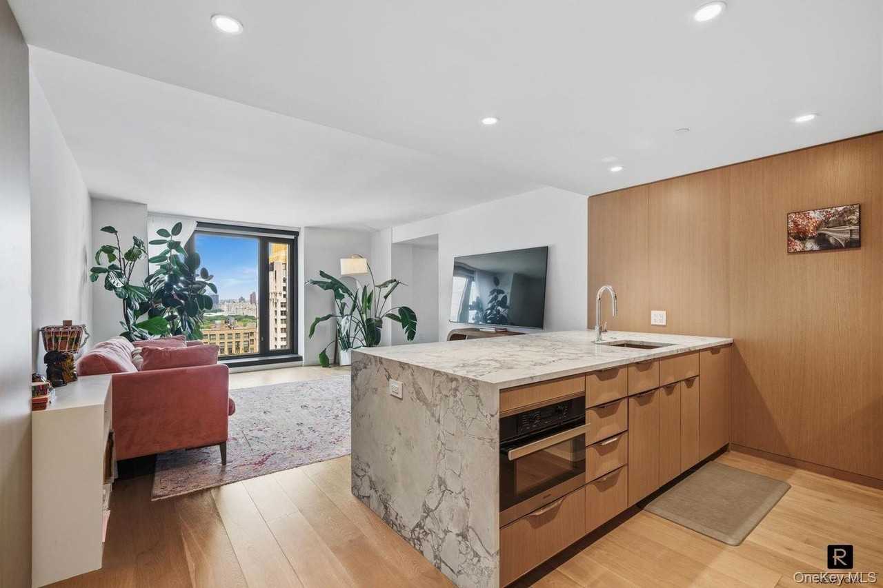 111 W 56th St #37L